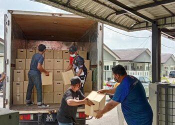 KAKITANGAN syarikat Lagenda Properties Berhad mengagihkan kotak makanan kepada penduduk di Bandar Baru Setiawan Perdana (BBSAP) di Lumu, Perak, semalam.  