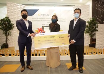 RAYMOND Lew (kiri)  penyampaikan biasiswa Sun Life Malaysia kepada Nor Halizah Md. Yusop disaksikan oleh Ishak Ahmad (kanan).