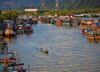 SUNGAI Perlis mempunyai keunikan dan keindahan pemandangan sepanjang laluan tersebut. Muara Sungai Perlis yang menjadi tempat bot-bot berlabuh di Kuala Perlis, Perlis.- UTUSAN/SYAMIL ABD. RAHMAN