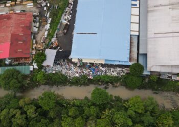 PUSAT kitar semua yang betul-betul terletak di tebing Sungai Langat boleh menyumbang kepada pencemaran pada bila-bila masa. Sungai Langat antara sumber air minuman untuk penduduk Lembah Klang. - UTUSAN/SHIDDIEQIIN ZON