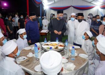 ISMAIL Sabri Yaakob (tengah) beramah mesra dengan pelajar STAY ATM pada majlis berbuka puasa di Kem Perdana Sungai Besi, Kuala Lumpur. Turut kelihatan Affendi Buang (kiri). - UTUSAN/SHIDDIEQIIN ZON