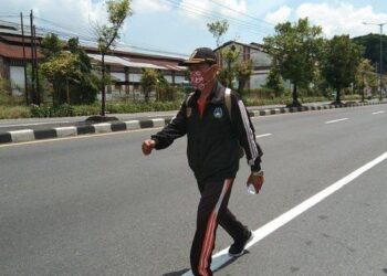 SUPRIYADI berjalan sejauh 37 kilometer bagi menunaikan nazarnya jika lulus peperiksaan menjadi penjawat awam. - AGENSI