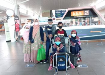 SUSANTI (dua dari kiri) bersama anak-anaknya semasa di KLIA2 sebelum berlepas ke Medan, Khamis lalu.