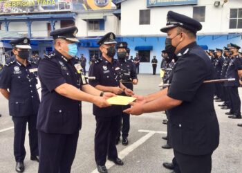 ROSLEE Chik menyerahkan sijil penghargaan integriti kepada anggota polis pada sambutan Hari Polis Ke-214 di IPK Terengganu di Kuala Terengganu hari ini. - UTUSAN/TENGKU DANISH BAHRI TENGKU YUSOFF