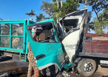 Lori milik SWM Environment dan sebuah lagi lori tiga tan yang bertembung dalam kemalangan hingga mengorbankan dua mangsa berhampiran ST Rhodes Club, Ladang Johor, Labis di Segamat, Johor.