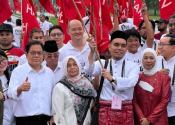 SYAHREDZAN Johan bersama bapanya, Tan Sri Johan Jaaffar dan ibunya ketika berarak menuju ke Pusat Penamaan Calon PRU15 Parlimen Bangi. - GAMBAR IHSAN PH BANGI