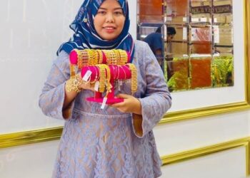 Nur Syamimi Rosli bersama koleksi barang kemas yang dijual di kedainya.