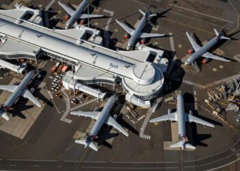 PENJUALAN  Lapangan Terbang Sydney hadir selepas kerajaan Australia membuka kembali sempadan udaranya kepada pelancong antarabangsa selepas ditutup hampir dua tahun akibat pandemik Covid-19. – AGENSI