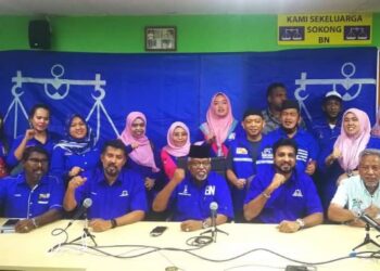 SYED Ibrahim (duduk, empat dari kiri) bergambar bersama ahli-ahli BN di Bandar Puchong Utama malam tadi. - FOTO/ABDUL RAZAK IDRIS