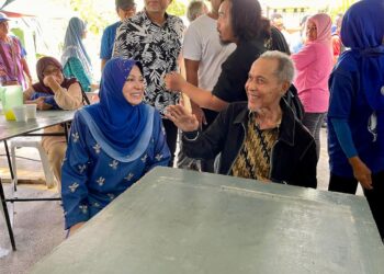 SYED Razak Syed Zain membantu kempen Mashitah Ibrahim dengan hadir ke Jamuan Rakyat dan Sukaneka di Taman Kota Nelayan, Kuala Kedah, hari ini.