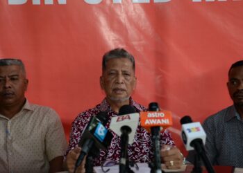 SYED Sobri Syed Hashim (tengah) pada sidang akhbar mengumumkan letak jawatan dan keluar Bersatu di Padang Terap hari ini.