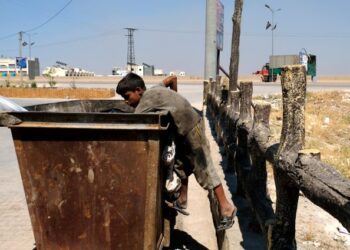 SEORANG kanak-kanak mencari tin, botol lama dan sampah sarap yang boleh digunakan semula atau dijual untuk kelangsungan hidupnya sekeluarga di A'zaa, Syria. - UTUSAN/METRA SYAHRIL MOHAMED