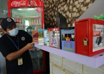 SEORANG penguat kuasa Jawi meneliti beberapa peti derma yang diletakkan di kaunter bayaran sebuah restoran di Kuala Lumpur. - FOTO/FACEBOOK JAWI