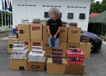 LELAKI berusia 26 tahun yang ditahan polis bersama sejumlah 695 karton rokok tanpa cukai di Jalan Senggarang, Batu Pahat, Johor.