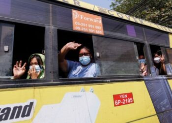 PENUNJUK PERASAAN yang ditahan kerana menyertai demonstrasi bantahan rampasan kuasa, dibebaskan dari penjara Insein di Yangon. - AFP