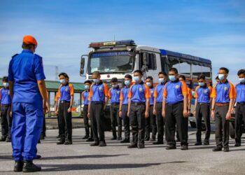 PARA pelajar Sekolah Watak Zakat Kedah, Kadet Sekolah Pertahanan Awam (Kaspa) mengikuti silibus pertahanan awam yang dikendalikan oleh APM. UTUSAN/SHAHIR NOORDIN