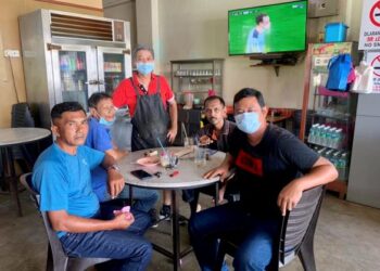 LIM Peng Chuan (baju merah) bersama para pelanggannya yang terdiri daripada pelbagai kaum di Kedai Kopi Tai Tong, Jalan Sekolah Derma, Kangar, Perlis, semalam. – UTUSAN/MOHD. HAFIZ ABD. MUTALIB