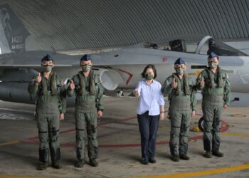 TSAI ING-WEN (tengah) bergambar bersama juruterbang tentera udara di depan jet pejuang IDF di pangkalan tentera di kepulauan Penghu, Taiwan.-AFP