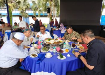 TAKIYUDDIN Hassan (tiga kiri) bersama kepemimpinan kerajaan negeri semasa menghadiri Majlis Kesyukuran Kenaikan Pangkat Ketua Polis Kelantan, Datuk Muhamad Zaki Harun di Ibu Pejabat Polis Kontinjen (IPK) Kelantan, Kota Bharu, Kelantan hari ini. - UTUSAN/MUSTAQIM MOHAMED