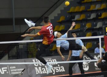 Pemain Putrajaya Cyborg, Mohamad Muslim M. Ramli (kanan) melakukan rejaman pada Liga Premier, STL 2021/2022 antara ATM Guardians menentang Putrajaya Cyborg di Stadium Indera Mulia, Ipoh hari ini. - UTUSAN/ZULFACHRI ZULKIFLI