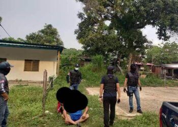 LIMA lelaki yang leka bermain sepak takraw ditahan dan dikompaun RM2,000 setiap seorang di Kampung Tuan di Cukai, Kemaman.