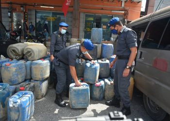 SEBAHAGIAN tong digunakan menyeludup minyak petrol yang dirampas penguat kuasa di Kampung Kerilla Estate, Tanah Merah, Kelantan, semalam. - UTUSAN/BAHRUDDIN HATTA