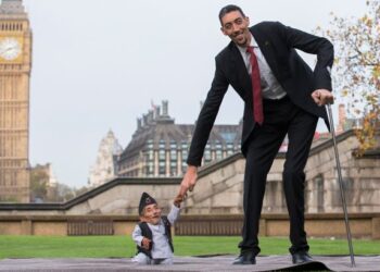 SULTAN (kanan) bersama lelaki dewasa paling rendah di dunia, Chandra Bahadur Dangi di London.-AFP