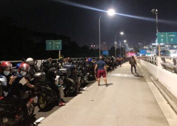 RIBUAN pengembara terutama pekerja Malaysia di Singapura yang menunggang motosikal melintasi Tambak Johor untuk memasuki Malaysia di Kompleks CIQ, Johor Bahru selepas tengah malam tadi. - UTUSAN/RAJA JAAFAR ALI