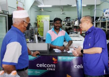 AMINUDDIN Md. Hanafiah (kanan) beramah mesra bersama peniaga pada program walkabout di Taman Mas, Chepor di Ipoh, Perak. - UTUSAN/MUHAMAD NAZREEN SYAH MUSTHAFA