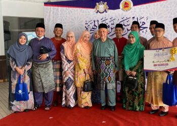 MOHD. Tahrir Samsuddin bersama isteri, Datin Husnul Khotimah Moh Abdullah serta keluarga selepas majlis Sambutan Maal Hijrah 1442 Peringkat Negeri Johor di Pusat Iskandar Johor hari ini.