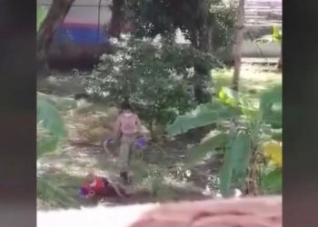 TANGKAP layar video tular memaparkan seorang anggota tentera dikatakan mendera seorang lelaki dipercayai pekerja asing yang tular dalam Facebook.