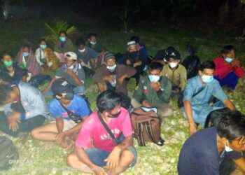 ANTARA pendatang asing yang ditahan ketika cuba menyusup masuk di perairan di Pantai Bagan Pasir di Kuala Selangor, Selangor hari ini.