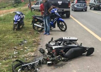 Keadaan motosikal jenis Yahama LC 135 yang remuk selepas terlanggar tayar sebuah lori balak yang tercabut di Kilometer 48 Jalan Temerloh-Jerantut di Maran, Pahang hari ini.