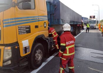 ANGGOTA bomba memeriksa keadaan sebuah treler selepas pemandunya cedera terkena letupan tayar dalam kejadian di Kilometer 274.1 Lebuh Raya Utara Selatan (Arah Selatan) Seremban, hari ini.

 