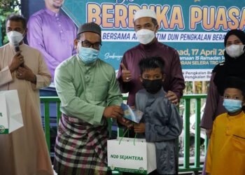 TDM meraikan anak-anak yatim dan kurang bernasib baik dalam majlis berbuka puasa di sebuah restoran di Marang, Terengganu.