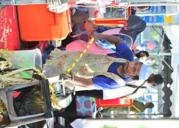 MUHAMMAD Syazwan Muhammad Pauzi sedang memproses tebu ketika berniaga di Bazar Ramadan Taman Tas di Kuantan, Pahang. 
UTUSAN/SHAIKH AHMAD RAZIF