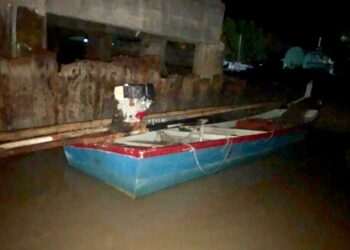 SEBUAH bot ditahan kerana menangkap ikan menggunakan pukat rawa sorong di kedudukan sekitar 0.2 batu nautika dari barat pantai Sungai Baru, Perlis, semalam.