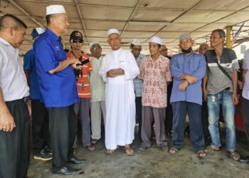 MOHD Bakri Mustapa (dua dari kiri) ketika mengadakan pertemuan dengan pemandu kereta sewa di Tanah Merah, Kelantan. - UTUSAN/ROSALWANI CHE SOH