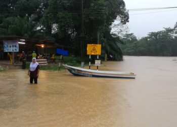 JAMBATAN Teladas di Kemaman, Terengganu ditutup kepada semua kenderaan selepas dinaiki air, semalam. - UTUSAN/NIK NUR IZZATUL HAZWANI NIK ADNAN