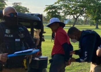 POLIS Puerto Rico menahan seoeang lelaki yang menembak mati seekor anjing kerana mencuri bola golf. - Foto Media Sosial