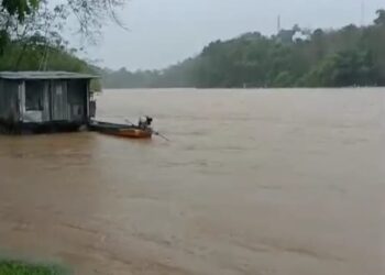 ARUS Sungai Tembeling yang deras dan air sudah melimpah masuk ke kawasan rumah penduduk dan kedai di Kampung Bantal, Ulu Tembeling, Jerantut, Pahang bermula pukul 6.45 petang  ini. - IHSAN PENDUDUK KAMPUNG BANTAL