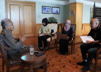 Dr. Mahathir Mohamad ditemu bual wartawan  Utusan Malaysia, Zulkifli Jalil,  Maisarah Sheikh Rahim dan Maszureen Hadzman di Putrajaya, semalam. – UTUSAN/FAISOL MUSTAFA