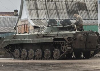 GAMBAR menunjukkan 
kenderaan pertahanan infantri BMP Ukraine di bandar Bakhmut, timur Ukraine.