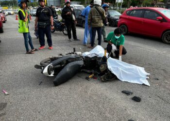 PETUGAS kesihatan membuat pemeriksaan ke atas mangsa sebelum disahkan meninggal dunia di tempat kejadian di Jalan Sungai Petani-Kuala Ketil, Sungai Petani.