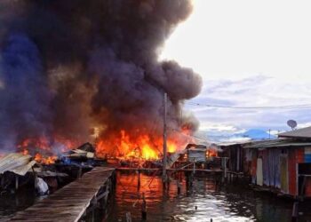 Kebakaran yang memusnahkan 10 buah rumah di Kampung Tanjung Aru Baru, Kota Kinabalu pagi ini-Ihsan BOMBA