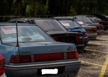 KENDERAAN lama terbiar menyebabkan kekurangan petak letak kenderaan, halangan lalu lintas malah menjadi tempat pembiakan makhluk perosak. - GAMBAR HIASAN