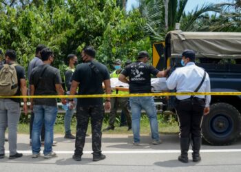 MAYAT rentung yang belum dikenal pasti identiti dan jantina dibawa naik dari cerun semak di tepi Jalan Kuala Terengganu-Kota Bharu di Kampung Padang Air, Kuala Nerus, Terengganu, hari ini.