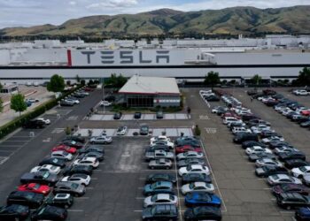 KELEWATAN Tesla melancarkan model kenderaan baharu termasuk Cybertruck dikatakan punca kepada kejatuhan teruk modal pasarannya di Wall Street. – AFP