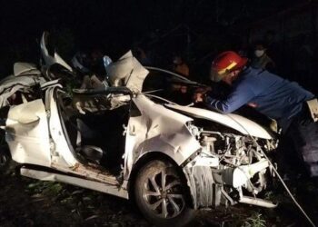 KEADAAN kereta mangsa yang remuk akibat dihempap pokok tumbang di Boyolali, Indonesia. - AGENSI