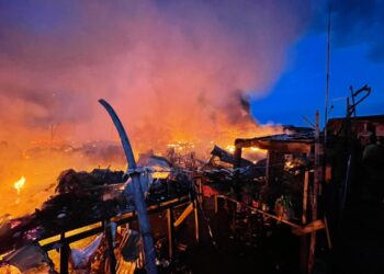 Kebakaran yang memusnahkan 23 rumah perkampungan atas air di Kampung Tanjung Aru Baru, Kota Kinabalu hari ini.-IHSAN BOMBA